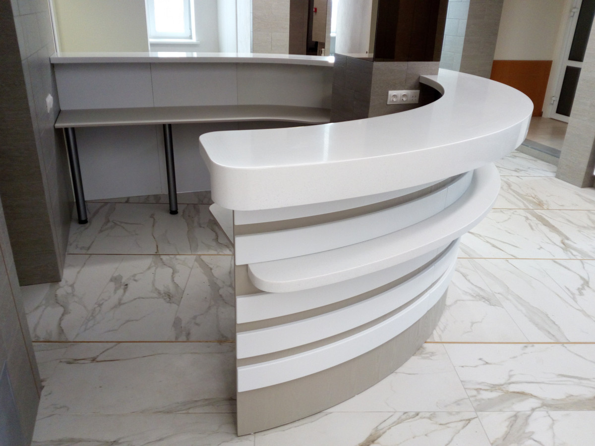 Стойки ресепшн